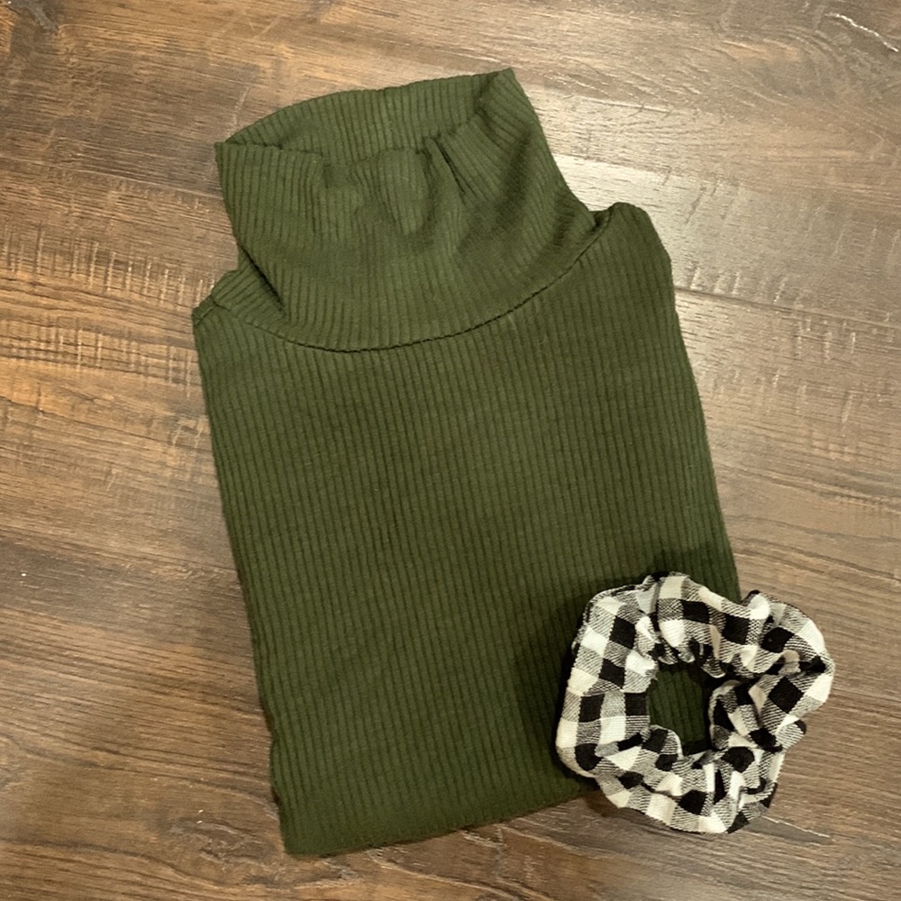 Barely worn Forever 21 olive mock turtleneck long sleeve shirt size small